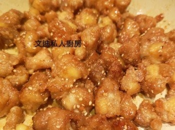 step3: 預熱另一隻鑊，雞軟骨回鑊，將蜜糖醬料落鑊和雞軟骨炒勻，最後撒上芝麻即成。