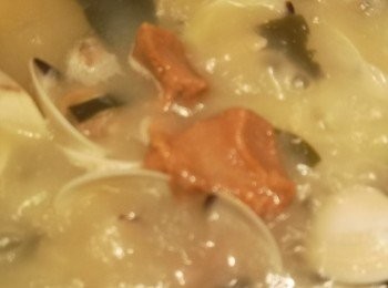 step5: 加蜆和味噌同煮約5分鐘。（可試味）