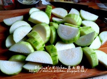 step2: 節瓜刮去皮切厚片 , 粟米切段 , 薑去皮切片