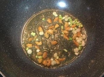 step4: 炒鍋加熱放入油，放入蔥白與蝦米炒香；