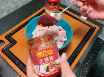 step1: 急凍豬頸肉解凍... 加叉燒醬醃十分鐘！翠玉瓜洗淨、可去皮不去皮、然後切片！