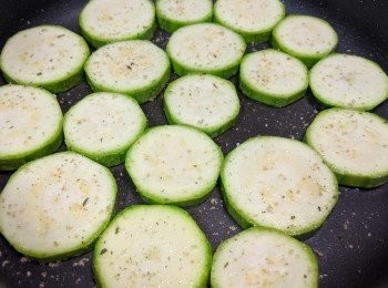 step2: 少許油將翠玉瓜炒香... 下蒜鹽調味... 再加水煮熟... 盛起放碟上！