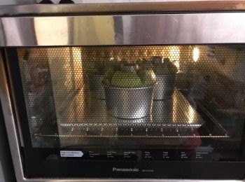 step7: 如用14cm戚風蛋糕模，烤焗時間：
       160度10分鐘，130度35-40分鐘
                         或
       上火160度，下火130度10分鐘
       上火130度，下火110度45-50分鐘

如用10cm 戚風蛋糕模，烤焗時間：
        160度10分鐘，130度30-35分鐘
                         或
        上火 160度，下火130度10分鐘
        上火 130度，下火110度40-4