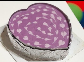 step5: 先落一半藍莓 芝士糊 鄧幾下雪30min 左右 
可落溢力多層 （不做也可）再雪30min 
加入藍莓醬落另一半芝士糊 再落模 
如拉花留點淺紫色芝士糊 
拉好可雪半天才脫模