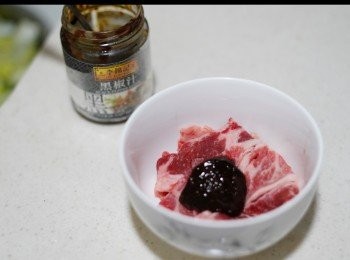 step1: 牛肉用黑椒醬醃10分鐘。