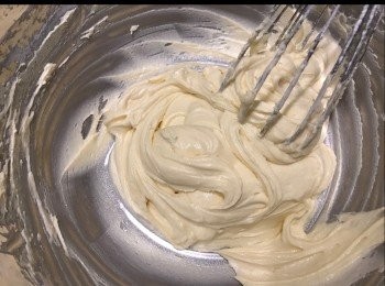 step2: 再加入篩過麵粉丶淡忌廉攪勻，放入模內。
先把麵糊放1/3 加入栗子，然後再加入其餘的麵糊（切記倒入8成滿）。