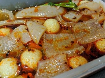 step7: 最後加入蘿蔔、魷魚、豬皮和魚蛋... 汁料應該足夠蓋過所有<span class="group_1">食材</span>！