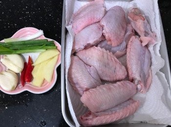 step2: 用廚房紙索乾水份
薑、蒜頭切片，葱切段
將醃料撈勻<a href="https://bit.ly/3zHU5V3" target="_blank" data-keyword="雞翼" class="guide-link"><strong>雞翼</strong></a> <span style="display:inline-block;vertical-align:middle;margin-top:-3px;color:initial;border-radius:3px;padding:2px 3px;font-size:12px;line-height:14px;background:#87d300;color:#fff;">即買</span> 醃15分鐘