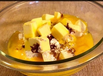 step3: 首先將牛油切成小粒，加入麵粉內攪拌，然後再加入糖、鹽、肉桂粉及蛋漿攪勻。