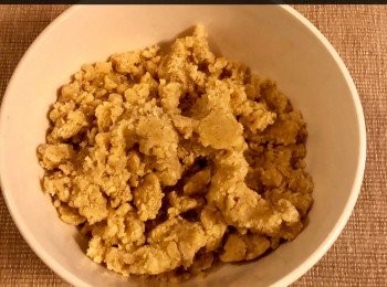 step4: 然後搓成粉粒狀後，放入雪櫃20-30 分鐘後，雪至硬身後備用。