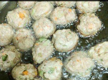 step5: 搓成小圓球狀，放入鍋以中火去炸。