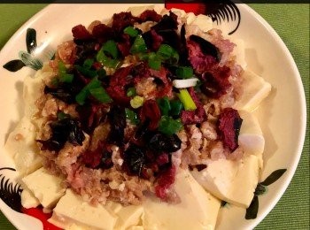 step3: 然後次序將豬絞肉放在豆腐上，最後放上欖角肉及少許青蔥粒於豬絞肉上。

熱鍋以大火蒸約10分鐘至豬絞肉熟。蒸完後將碟上多餘水份倒在另一少碗肉。