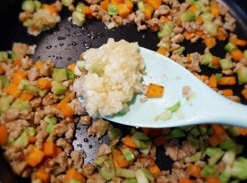 step5: 加入一湯匙蒜蓉續炒。