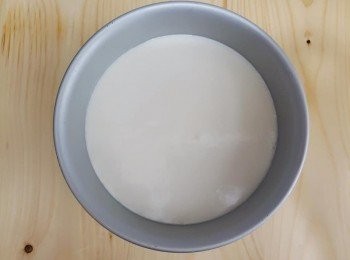 step11: 倒入已凝固好模具內。放入雪柜最少3小時。拎出裝飾即可。