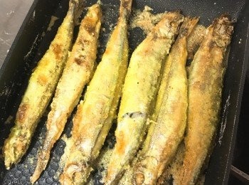 step4: 用油以小火把<a href="https://cook1cook.com/shop/item/741?utm_source=cook1cook&utm_medium=recipeingredients&utm_campaign=o" target="_blank" data-keyword="多春魚" class="guide-link"><strong>多春魚</strong></a> <span style="display:inline-block;vertical-align:middle;margin-top:-3px;color:initial;border-radius:3px;padding:2px 3px;font-size:12px;line-height:14px;background:#87d300;color:#fff;">即買</span> 煎至金黃鬆脆（因為<a href="https://cook1cook.com/shop/item/741?utm_source=cook1cook&utm_medium=recipeingredients&utm_campaign=o" target="_blank" data-keyword="多春魚" class="guide-link"><strong>多春魚</strong></a> <span style="display:inline-block;vertical-align:middle;margin-top:-3px;color:initial;border-radius:3px;padding:2px 3px;font-size:12px;line-height:14px;background:#87d300;color:#fff;">即買</span> 沾上了粉，煎起來油便不會彈手了）。