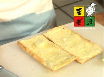 step4: 將燒餅扳開放入洋蔥絲、玉米、荷包蛋、鴨賞就完成鴨賞燒餅了