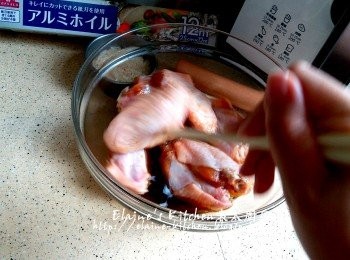 step5: 1小時後將雞蛋白加入<a href="https://bit.ly/3zHU5V3" target="_blank" data-keyword="雞中翼" class="guide-link"><strong>雞中翼</strong></a> <span style="display:inline-block;vertical-align:middle;margin-top:-3px;color:initial;border-radius:3px;padding:2px 3px;font-size:12px;line-height:14px;background:#87d300;color:#fff;">即買</span> 內拌勻靜待10分鐘