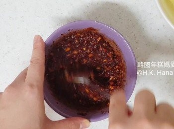 step7: 在碗內放入3湯匙糖、適量胡椒粉、1.5湯匙韓國辣醬、8湯匙韓國豉油、4湯匙韓國辣椒粉和切好蒜蓉後，將所有材料拌勻，待用。