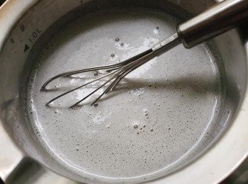 step4: 將步驟1和糖倒入煲內小火煮至溫暖。