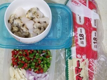 step1: Cline快快脆準備材料先，
首先蜆肉+貝柱解凍，
將蒜頭切成片，小青紅椒+洋蔥切成小粒，