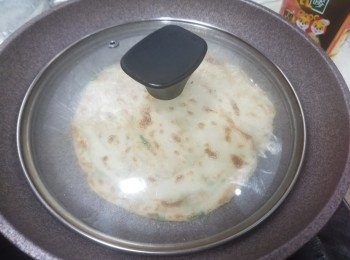 step11: 記得要用煲蓋蓋住保持水份，防止煎餅太乾，
見餅脹先少少時，煎埋另一面就食得，