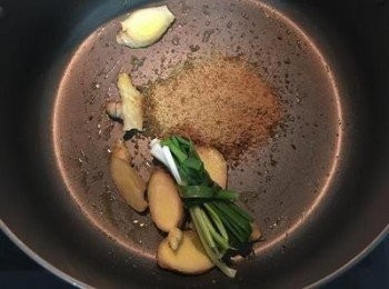 step7: 28cm湯鍋中，放少許油，炒香薑片與蔥段；放入棕櫚糖或二砂；
