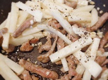 step5: 最後加入<span class="group_2">汁料</span>埋芡收汁，並灑入胡椒碎，上碟後即灑上蔥花便成。