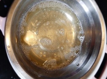 step4: 隔熱水座至溶,再倒入奶茶中。