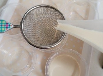 step7: 用網篩過濾倒入器皿內，冷藏數小時至凝固便成。