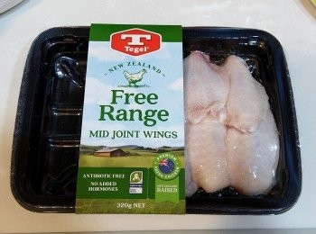 step1: <a href="https://bit.ly/3zHU5V3" target="_blank" data-keyword="雞中翼" class="guide-link"><strong>雞中翼</strong></a> <span style="display:inline-block;vertical-align:middle;margin-top:-3px;color:initial;border-radius:3px;padding:2px 3px;font-size:12px;line-height:14px;background:#87d300;color:#fff;">即買</span> 沖洗過後滴乾水, 再用毛巾或廚紙印乾