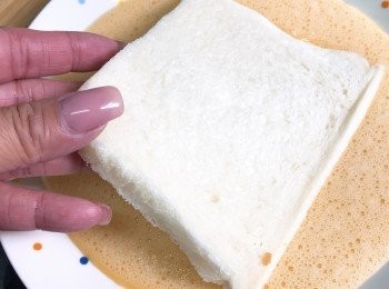 step5: 將麵包其中一面沾上<span class="group_2">蛋漿</span>。