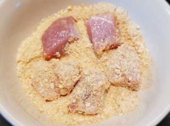 step4: 醃好的梅頭豬肉均勻地沾上麵包糠，預熱氣炸鍋，放入氣炸鍋同時表面塗/噴上少許油。