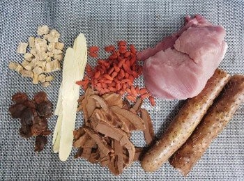 step1: 做法：
豬肉出水，淮山去皮切片或塊 （記得佩戴手套來去皮，不然皮膚會很癢。
其余材料全部浸洗干凈。
煲內加水煲滾后，將所有材料放入煲滾后轉小火煲約2小時加鹽調味即可。

每人體質不同，如對食用有任何疑問。請咨詢中醫師