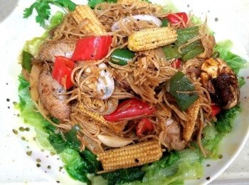 step9: 旁邊先放好預先烚左的生菜圍邊，