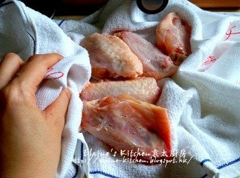 step1: <a href="https://bit.ly/3zHU5V3" target="_blank" data-keyword="雞中翼" class="guide-link"><strong>雞中翼</strong></a> <span style="display:inline-block;vertical-align:middle;margin-top:-3px;color:initial;border-radius:3px;padding:2px 3px;font-size:12px;line-height:14px;background:#87d300;color:#fff;">即買</span> 先用叉拮一拮雞肉(方便入味) , 用水沖一沖洗乾淨再抹乾水份