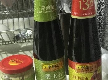 step1: 豬肉用<span class="group_2">醃料</span>醃一會。