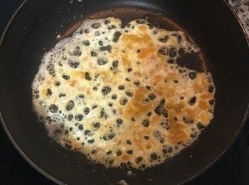 step8: 舀一湯匙油回鍋裡，倒入鮮蛋黃；