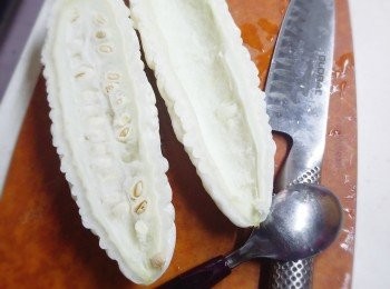 step4: 苦瓜切半，挖囊。