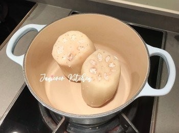 step4: 糯米泡軟後，把糯米釀進每一個藕孔，用筷子盡量填滿。