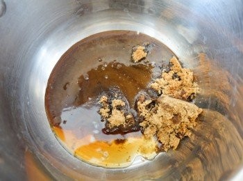 step2: 在鍋內將黑糖和30毫升水，用中火煮溶，再轉小火煮兩分鐘