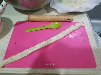 step7: 將充滿蔥油芝麻麵片好似摺把扇咁，疊成條形，