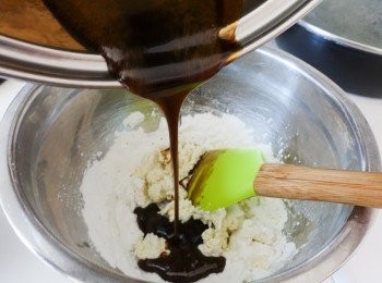step3: 將糖漿和薑汁加入糯米粉內，拌勻