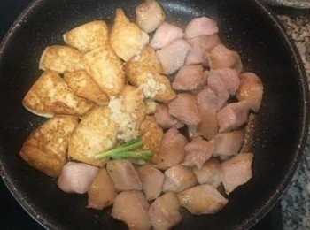 step6: 放入蒜末和蔥白；