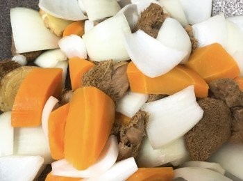 step3: 熱鑊下油，放薑片爆香後，倒入猴頭菇及紅蘿蔔翻炒片刻。