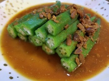 step4: 秋葵就可以淋上呢個醬汁，
剛剛好除去了秋葵的草青味，
健康得來都幾好味，
大家都來試下，多多指教♡