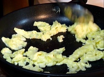 step1: 打2顆散蛋煎熟後起鍋備用