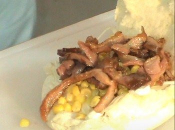 step4: 把煎好的鴨賞放入漢堡再放入荷包蛋即完成一道漢堡鴨賞