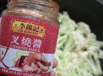 step5: 落1湯匙李錦記叉燒醬，味道即刻出曬嚟
