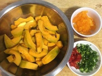 step2: 南瓜去皮去籽切成條柱狀；蔥切花；辣椒去籽斜切備用；鹹蛋黃切碎；