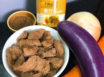 step1: 將煲完湯的猴頭菇壓出水份，備用。
洋蔥去衣切塊、紅蘿蔔去皮後以滾都切塊。